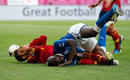 Balotelli y Piqu&eacute;, en el suelo, en una acci&oacute;n en el &aacute;rea de Espa&ntilde;a.