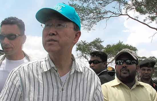 Ban Ki-Moon visita los campos de refugiados de Sri Lanka