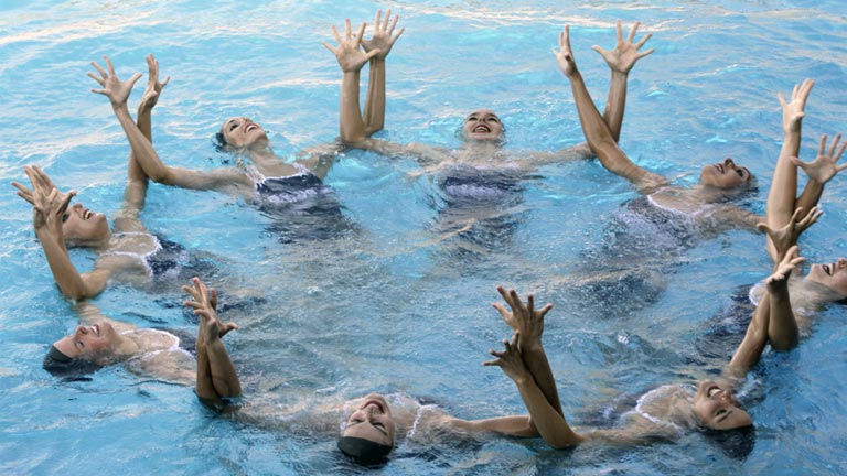 Los ba&ntilde;adores del equipo de nataci&oacute;n espa&ntilde;ol, dise&ntilde;ados por Dolores Cort&eacute;s