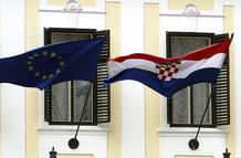 Una bandera croata y otra de la Unión Europea ondean en un edificio del gobierno en Zagreb, la capital de Croacia