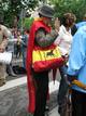 Con una bandera espa&ntilde;ola y un bolso a juego.