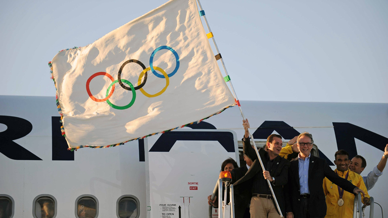 La bandera ol&iacute;mpica llega a R&iacute;o, sede de los Juegos en 2016