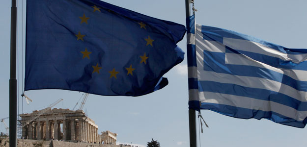 La bandera de la UE ondea junto a la de Grecia en las cercanías del Partenón