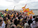 Banderas de todo el mundo junto con los peregrinos ser&aacute;n los encargados de recibir al papa en Barajas