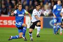 Banega controla el bal&oacute;n en el Genk-Valencia