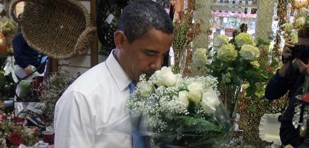 Barack Obama compra un ramo de rosas blancas para su mujer Barack Obama compra un ramo de rosas blancas para su mujer