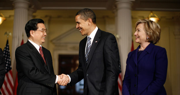 Obama estrecha la mano a Hu Jintao ante la mirada de la secretaria de Estado de EE.UU., Hilarry Clinton. Obama estrecha la mano a Hu Jintao ante la mirada de la secretaria de Estado de EE.UU., Hilarry Clinton.
