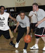 Barack Obama jugando al baloncesto durante un alto en la campa&ntilde;a en Kokomo.