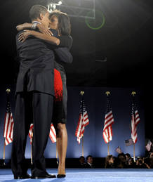 El demócrata Barack Obama y su esposa Michelle se besan en el escenario tras su intervención ante los miles de seguidores concentrados en el Grant Park de Chicago, Illinois, para celebrar su victoria. El demócrata Barack Obama y su esposa Michelle se besan en el escenario tras su intervención ante los miles de seguidores concentrados en el Grant Park de Chicago, Illinois, para celebrar su victoria.