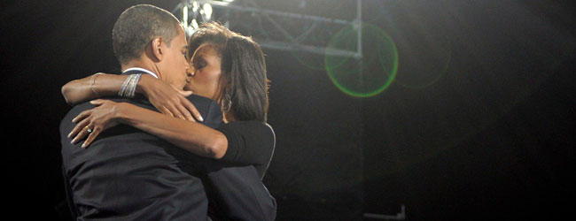 El dem&oacute;crata Barack Obama y su esposa Michelle se besan en el escenario tras su intervenci&oacute;n ante los miles de seguidores concentrados en el Grant Park de Chicago, Illinois, para celebrar su victoria.