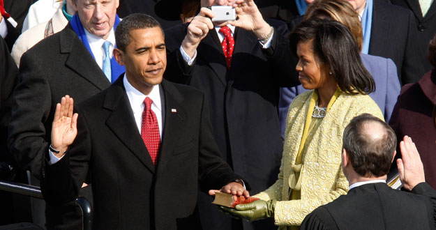 Obama, junto al presidente del Tribunal Supremo, mientras presta juramento.