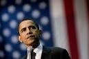 Barack Obama da un discurso delante de una gran bandera de Estados Unidos.