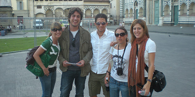 Miguel Serrano, Ainhoa Arbizu, parte del eqipo de MotoGP de TVE, en Florencia.