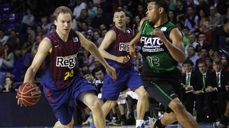 El Bar&ccedil;a Regal, entre los cuatro primeros primeros y Lagun Aro desciende