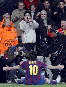 El delantero argentino del FC Barcelona, Lionel Messi, celebra la consecuci&oacute;n de su segundo gol frente al Arsenal.