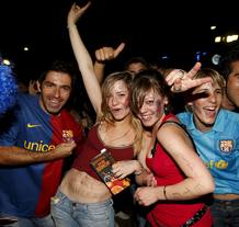 Los seguidores del FC Barcelona celebran, esta noche en Canaletas, la consecuci&oacute;n de la Copa de Europa.