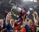 Thierry Henry, Andr&eacute;s Iniesta y Xavi Hern&aacute;ndez celebran con el trofeo despu&eacute;s de ganar la Liga de Campeones.