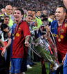 Lionel Messi y Andr&eacute;s Iniesta celebran con el trofeo de la Liga de Campeones.