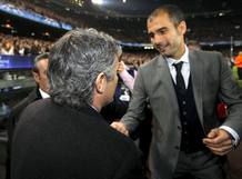 El entrenador del FC Barcelona, Pep Guardiola, saluda al entrenador portugu&eacute;s del Inter de Mil&aacute;n, Jos&eacute; Mourinho, antes de comenzar el partido.