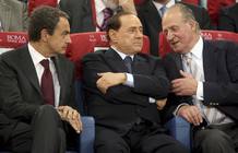 El primer ministro italiano, Silvio Berlosconi, charla con el rey Juan Carlos y con el Presidente del Gobierno, José Luis Rodríguez Zapatero. El primer ministro italiano, Silvio Berlosconi, charla con el rey Juan Carlos y con el Presidente del Gobierno, José Luis Rodríguez Zapatero.