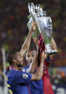 Keit&aacute; y Thierry Henry levantan la copa que les acredita campeones de la Liga de Campeones.