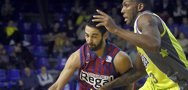 Juan Carlos Navarro, del FC Barcelona Regal, intenta avanzar ante la oposici&oacute;n de Seawright, del Blancos de Rueda Valladolid.