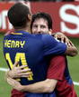 Lionel Messi celebra con su compa&ntilde;ero de equipo Thierry Henry despu&eacute;s de anotar el segundo gol.