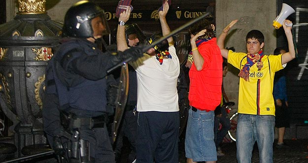Las fuerzas de seguridad pusieron orden ante los violentos que destrozaron el mobiliario urbano.