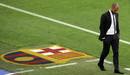 Guardiola camina por su &aacute;rea t&eacute;cnica, cabizbajo