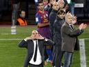 Pep lanza un beso a los aficionados para agradecer su apoyo