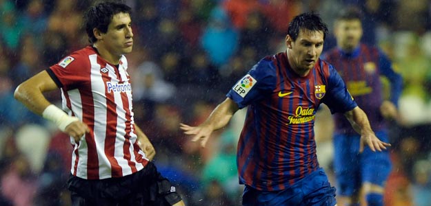Messi disputa un bal&oacute;n con el centrocampista del Athletic, Javi Mart&iacute;nez