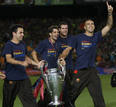 Xavi Hernandez, Victor Sanchez, Albert Jorquera y Victor Vald&eacute;s paseando la orejuda por el Camp Nou.