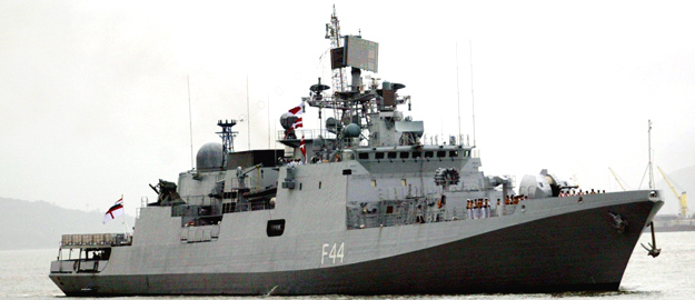 El barco de guerra INS Tabar, de la Armada india, en una imagen tomada en Bombay el 31 de julio de 2004.