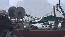 Un barco de pesca de arrastre llegando al puerto