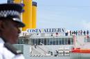 Un barco pesquero franc&eacute;s ha remolcado al Costa Allegra hasta la capital de Seychelles
