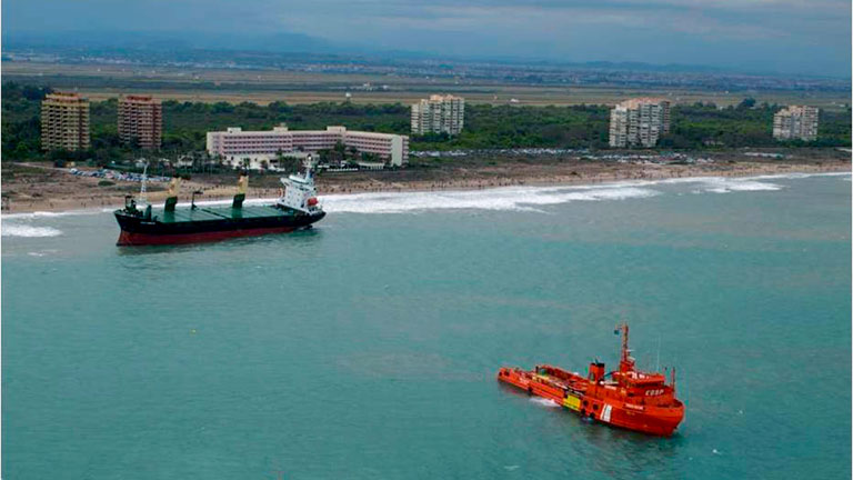 Dos remolcadores intentan reflotar uno de los dos buques encallados en Valencia