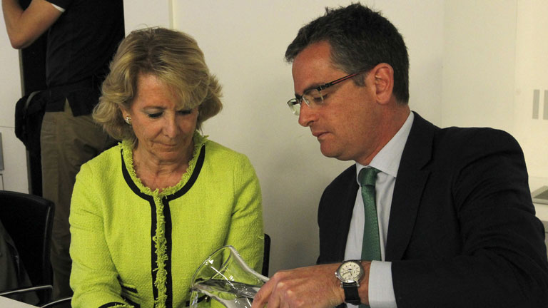 Aguirre pide a Rajoy que baje el IRPF tras la relajaci&oacute;n del objetivo del d&eacute;ficit