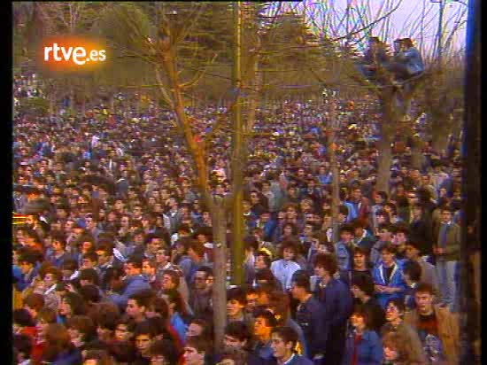 Barricada en el concierto de homenaje a Tierno Galv&aacute;n en 1986