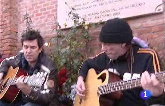 Barricada presenta su &uacute;ltimo disco en el cementerio de La Almudena