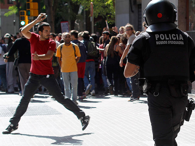 Ver v&iacute;deo  'Barricadas por la huelga en Barcelona'