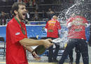 El base de Espa&ntilde;a Jos&eacute; Manuel Calder&oacute;n celebra con cava la proclamaci&oacute;n de la selecci&oacute;n espa&ntilde;ola como campeona de Europa, al t&eacute;rmino del partido de la final del Europeo 2011 en el que Espa&ntilde;a ha derrotado a Francia por un resultado de 98-85.