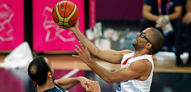 Tony Parker entra a canasta ante Gin&oacute;bili