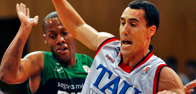 El base italiano del Tau Cer&aacute;mica, Pablo Pigrioni, y el base estadounidense del DKV Joventut, Demond Mallet, durante el partido correspondiente a la novena jornada de la Liga ACB.