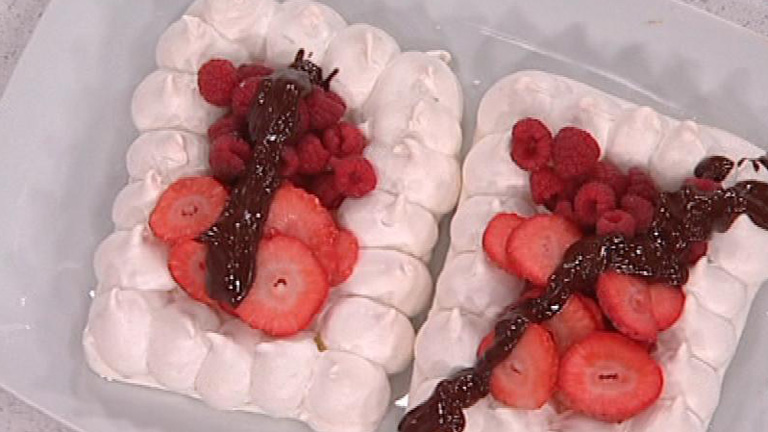 Saber cocinar - Postres - Bases de merengue con frutos rojos y chocolate - 17/02/12