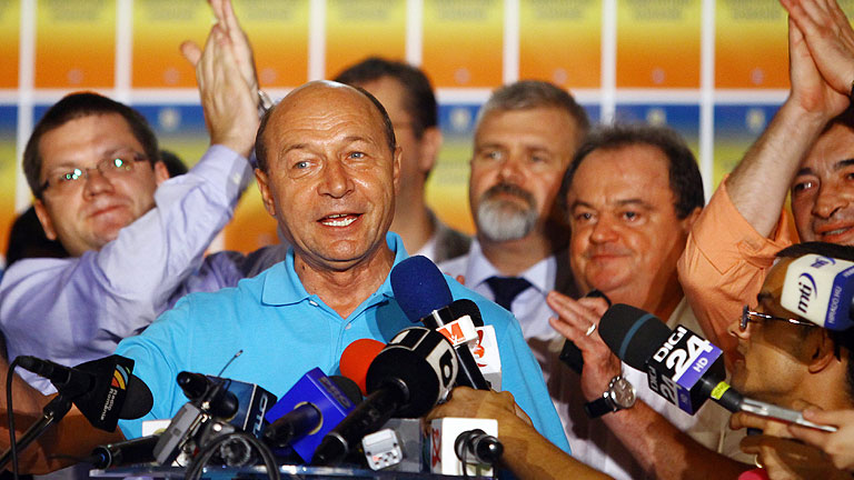 Basescu logra mantenerse en el poder en Ruman&iacute;a