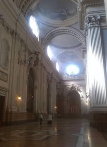 Vista de la basílica del Pilar de Zaragoza, momentos después de que el artefacto explotara en su interior.