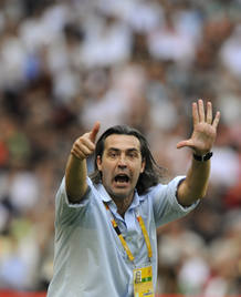 Batista da instrucciones a sus jugadores durante la final olímpica entre Argentina y Nigeria Batista da instrucciones a sus jugadores durante la final olímpica entre Argentina y Nigeria