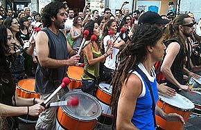 Los acampados en Sol desfilan con batucada