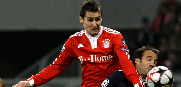 Klose, del Bayern de M&uacute;nich, pelea el bal&oacute;n con Planus, del Girondins.