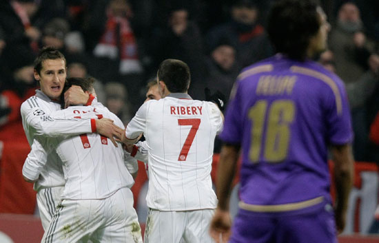 Bayern y Oporto vencen por la m&iacute;nima